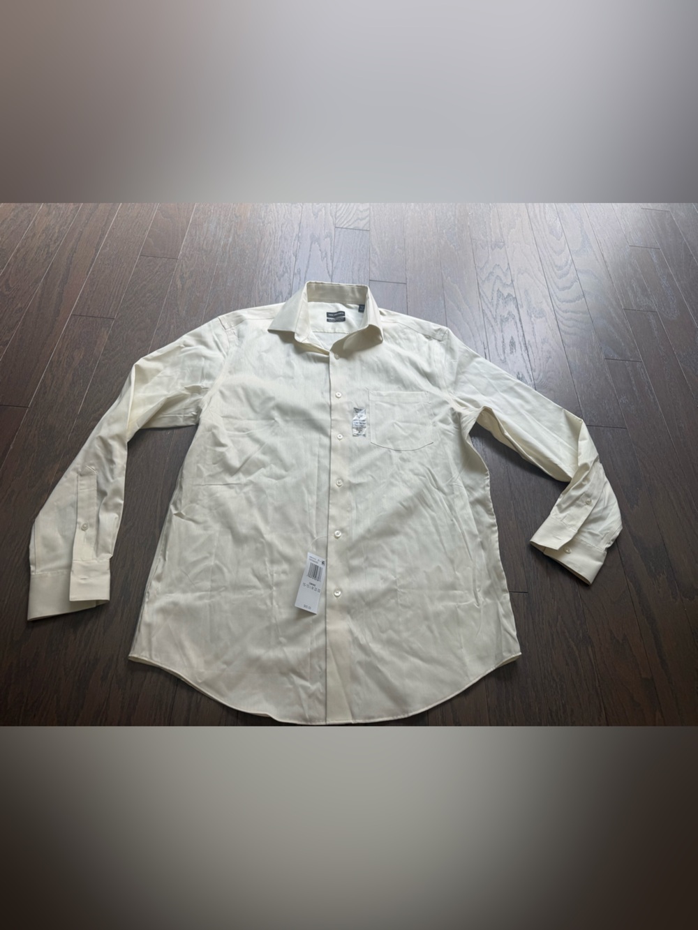 Van Heusen Cream Lightweight Button-Up Shirt size medium 15-15 1/2